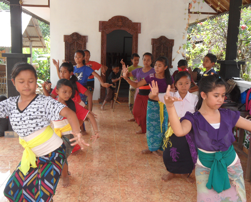 volunteering in bali program in the hills children dancing
