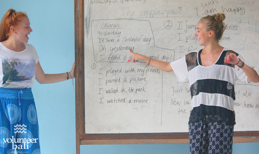 volunteers in bali teaching english class