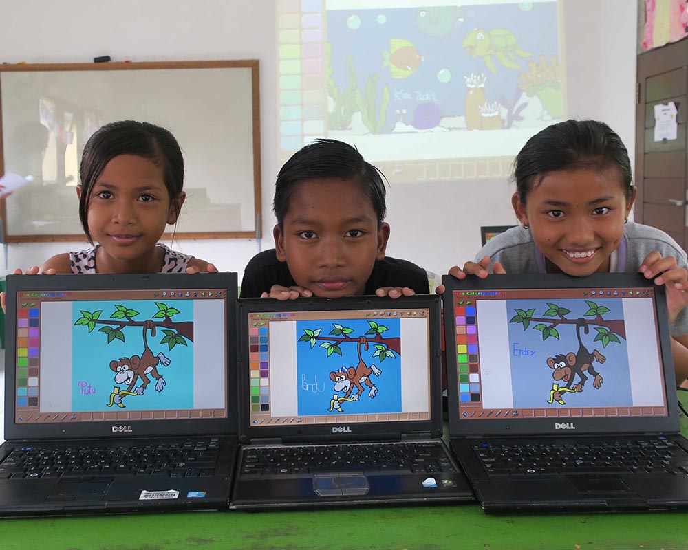volunteer-in-bali-teaching-computers